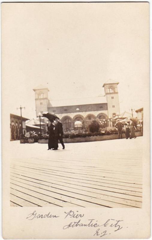 Atlantic City - Walking on Gordon's Pier